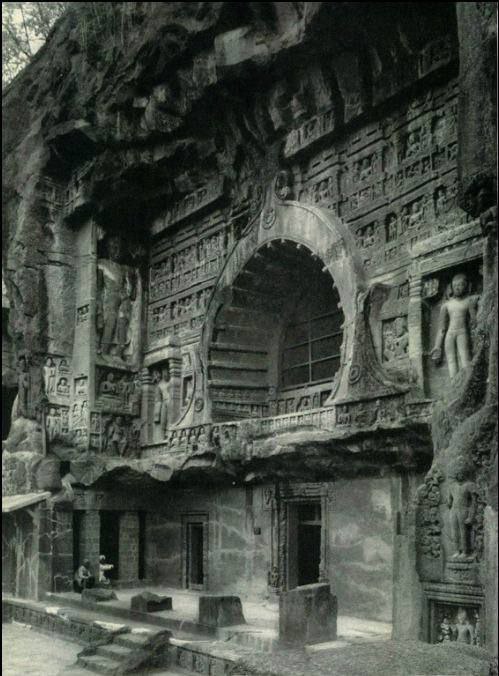 At Ajanta, several dozen caves are carved out of basaltic rocks, combined into a Buddhist temple and monastic complex. The caves are believed to have been created in two phases:
- the first began in the 2nd century BC,
- the second - from 400 to 650 years of our era.

But how in…