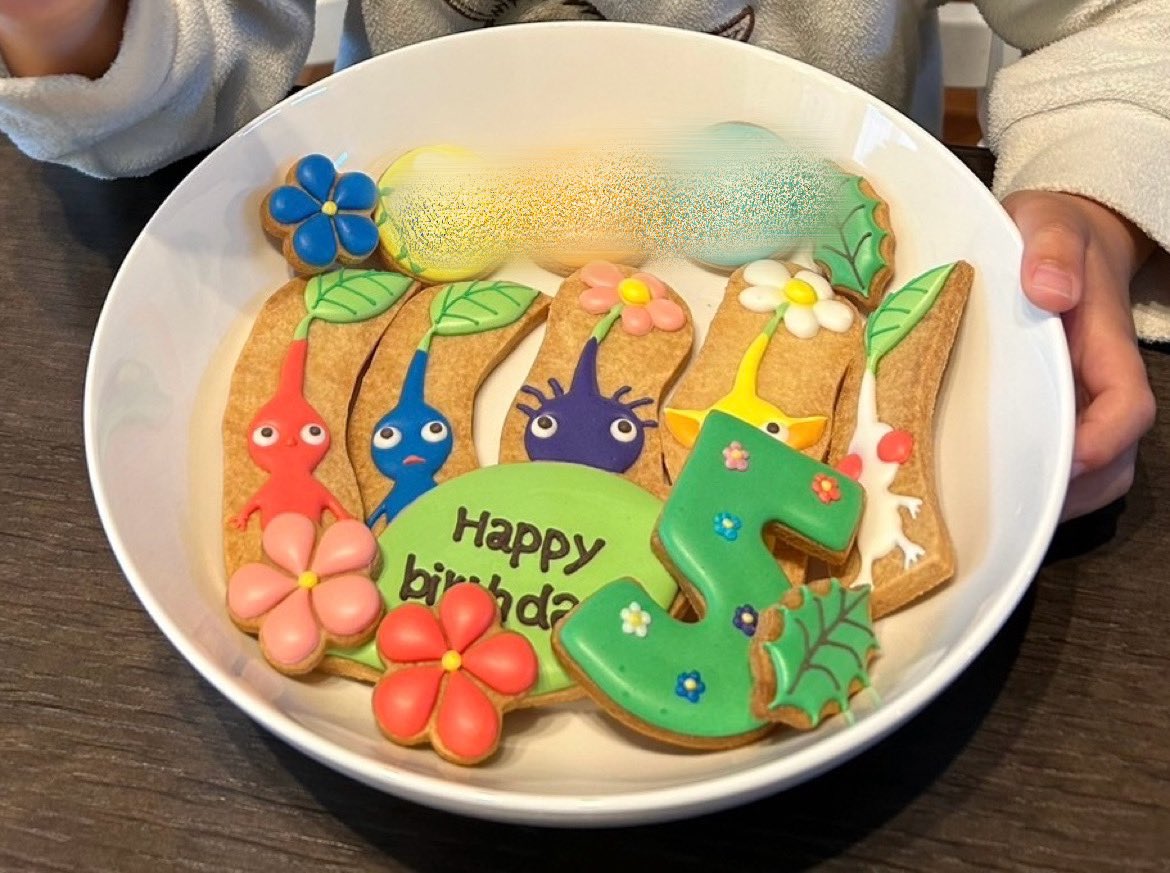 shao_papa04's tweet image. 息子の5歳の誕生日。
ケーキが嫌いな息子のために妻がピクミンのアイシングクッキーを注文しました。
それが超可愛いからみて