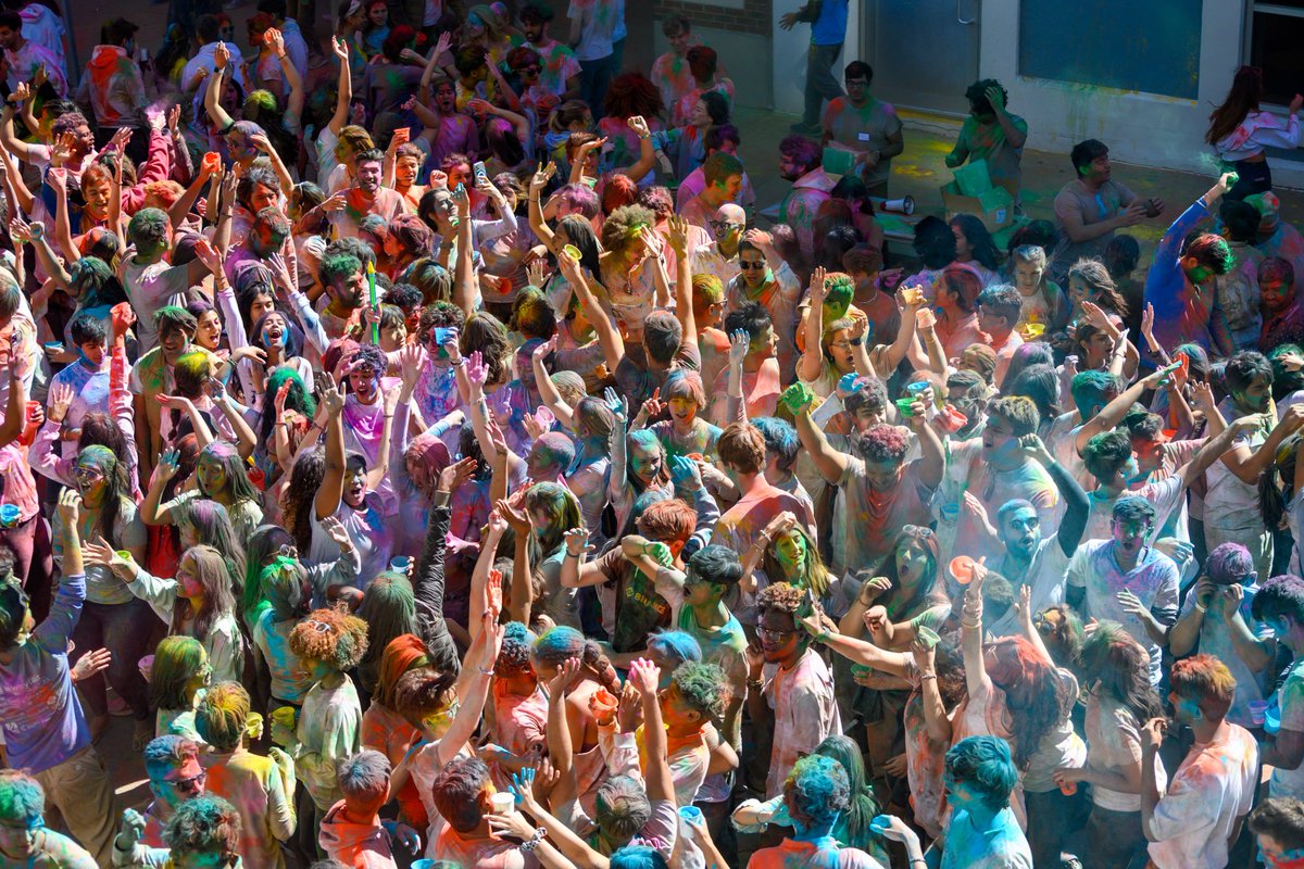 The Boston University Hindu Cultural Association hosted a vibrant Holi celebration on March 30. Holi is a Hindu holiday celebrating the triumph of good over evil and the arrival of spring. dailyfreepress.com/2024/04/04/gal…