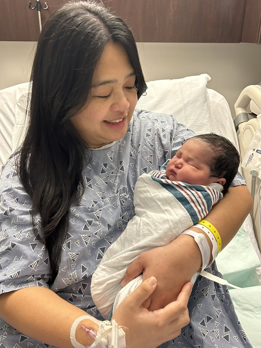 While many were gearing up to witness the solar #eclipse, something even more celestial was happening at #BaptistBeaches this morning. Welcome to the world, Baby Ellie Luna! 🎉👶🌙 Sending our warmest congrats to mom, Lynette Venus! 🌠 #BaptistBabies #EclipseBaby #Jacksonville