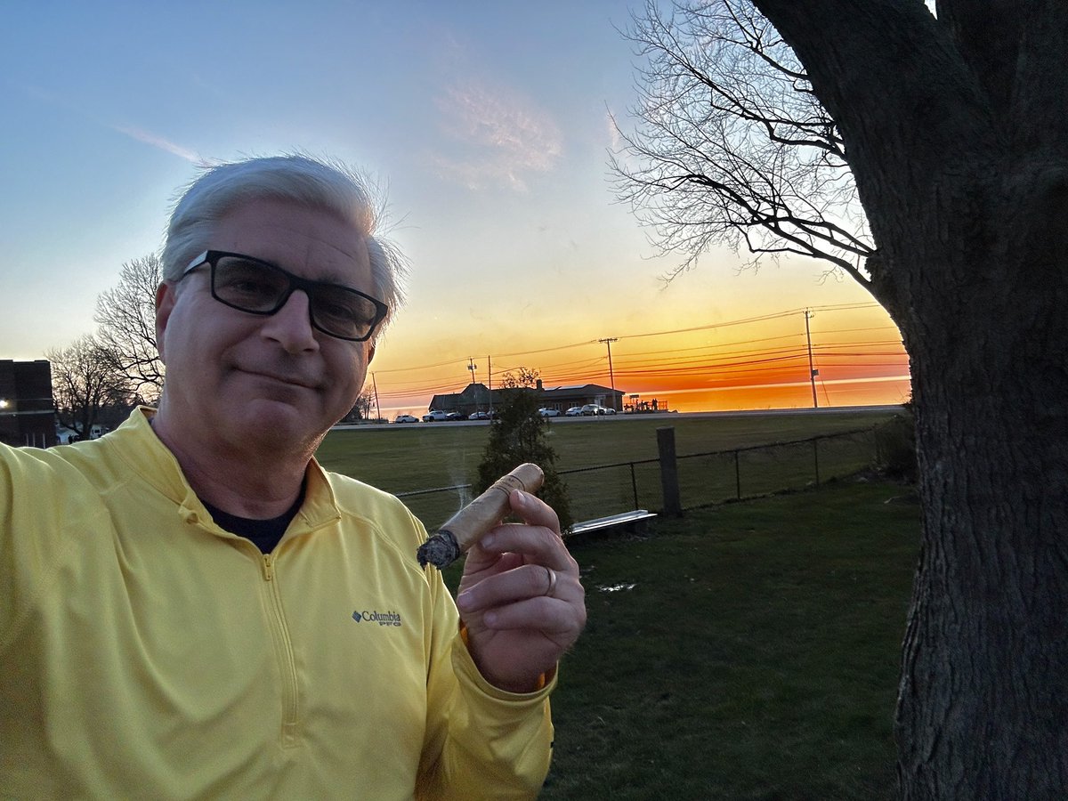 A great end to a great total solar eclipse day! Enjoying this Leaf by Oscar Valadares Connecticut @LeafByOscar