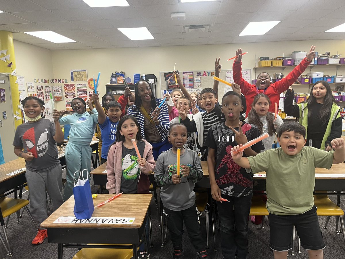 🥳📣Weekly Attendance Champs: 4th grade at 94.06%🎉 Way to go!👏
Their reward was to enjoy some popsicles 😋 
#KCKPS #PantherPride 🐾 #AttendanceMatters #PBIS 
@amirahlacey @Mstewart_2u @AttendA2a @kckschools
