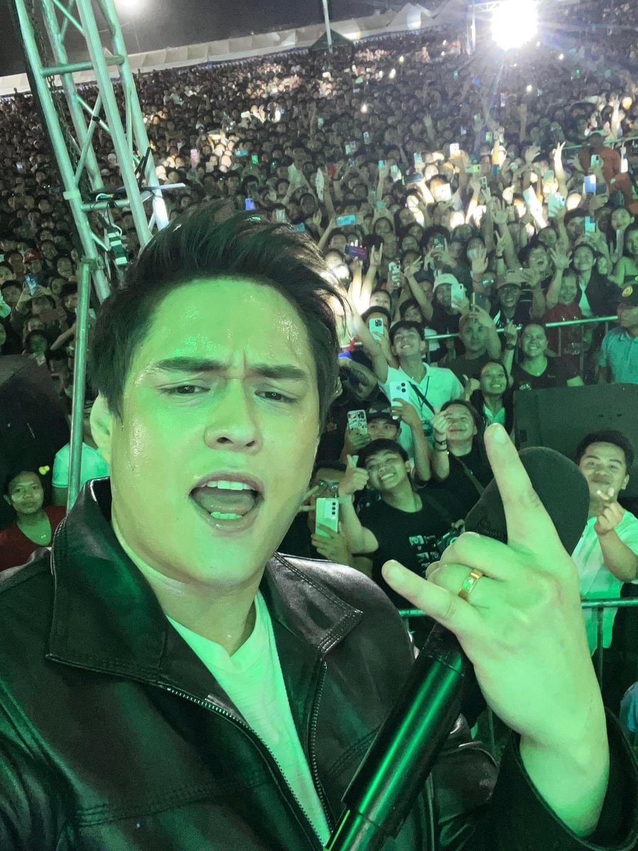 Quen took a selfie from a fan’s phone. #EnriqueGil #HimayaFestival2024 @itsenriquegil | 📸: John Kris G. D.