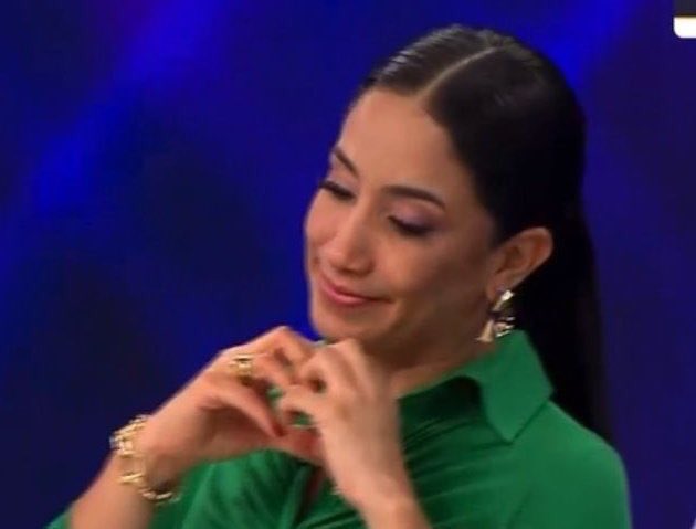lumami08's tweet photo. Moni enseñándole a Flavia  #ElGranChefFamosos https://t.co/hGqLovUvG0