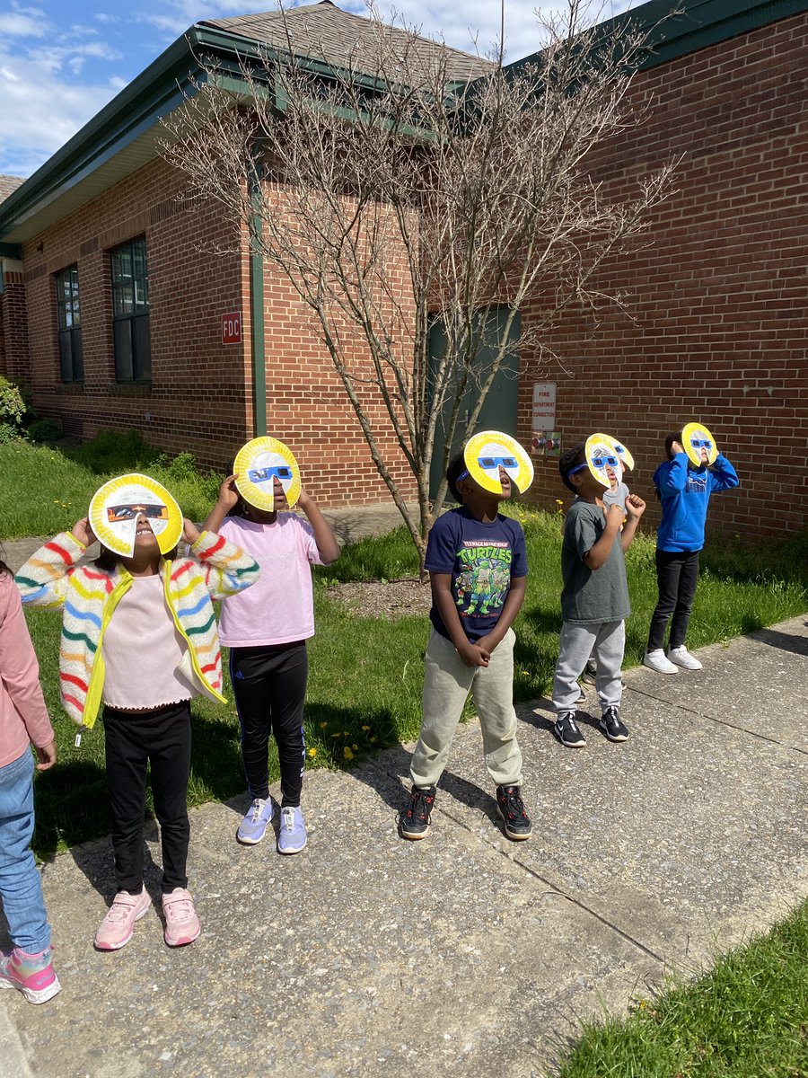 MrsMackeysClass's tweet image. A total eclipse of the heart! My heart was so happy hearing all the comments about how amazing and cool the eclipse was from my students!