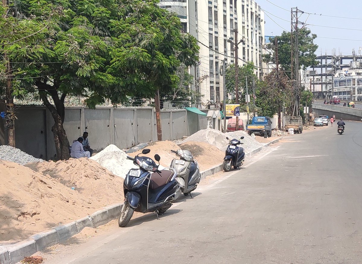 Citizen_TS's tweet photo. #tolichowki
It's not under construction #footpath, it's fully built #pedestrian walk,no surprise @HYDTP
@shotr_tlchowki @hydcitypolice @ZC_Khairatabad @DC_Khairatabad @GHMCOnline given it on lease by keeping lives of walkers @HiHyderabad @CPHydCity takes no action, #zeromobility https://t.co/7APmO855Kt