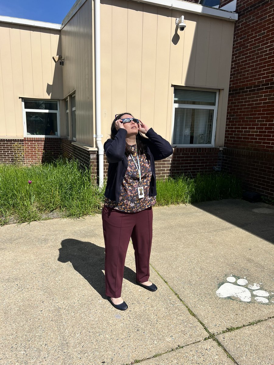 The @GBEGrizzlies office staff enjoyed viewing the solar eclipse today. @YCSD #Eclipse @AnnShoemaker25 @Daniell35165421 🌙🌑🌒