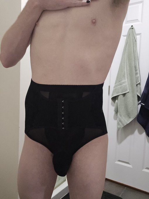 How do you wear shape wear~ never done it before <3 https://t.co/s1U0VLmpFu