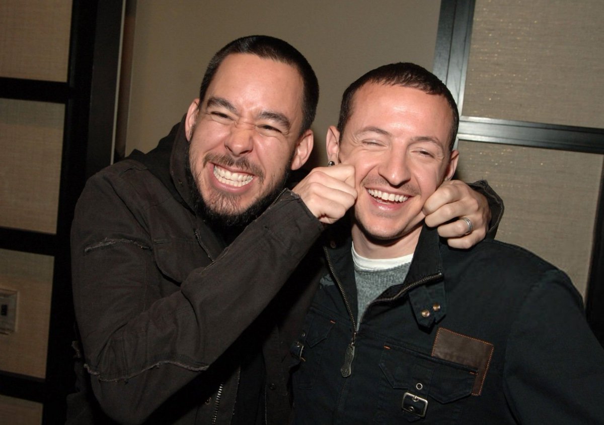 PHOTOS YOU HAVE SEEN BUT DIDN'T KNOW WHERE THEY BELONGED TO: Mike and Chester after a press conference at the Museum of TV and Radio where they announced the fourth edition of Projekt Revolution. New York City. (May 7, 2007) 📸: Stephen Lovekin