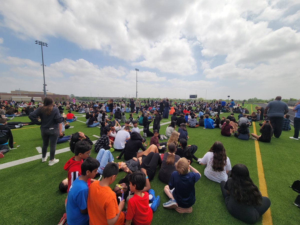 appleblossom846's tweet photo. What a fantastic gathering at Hays Middle School! Watching the Eclipse couldn't have been any better. Our DJ nailed it! π #EclipseParty #MiddleSchoolFun @NallLynley @ProsperHaysMS https://t.co/DVVPnVVxLT