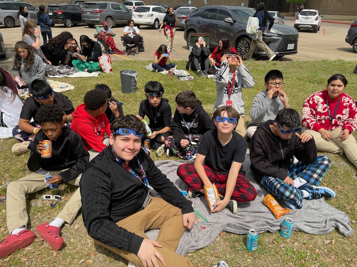 Solar eclipse watch activities with our @Webb_Bears family. Our students' reaction when totality happened was amazing! #WebbAllStars #GISDEclipse2024 #EclipseSolar2024 🌕🌖🌗🌘🌑 @gisdnews