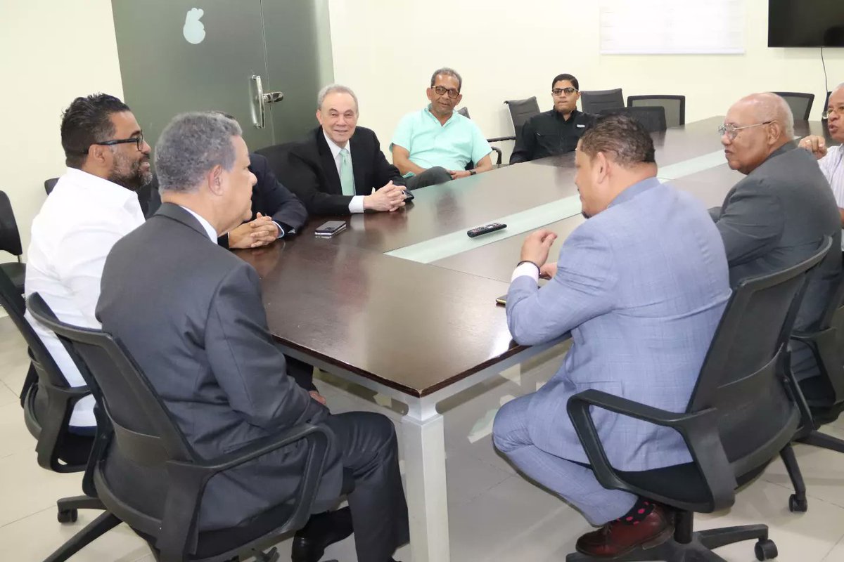 FranklinRod77's tweet photo. NEW JERSEY @CorcinoMaximo, de NEW YORK @carlosfelizCMFR y de NUEVA INGLATERRA @DominicoCabral, además del compañero Juan Isidro.

Una reunión sumamente fructífera para toda la Comunidad RESIDENTES en el EXTERIOR y nuestro Partido. https://t.co/8M9UPjrZFq