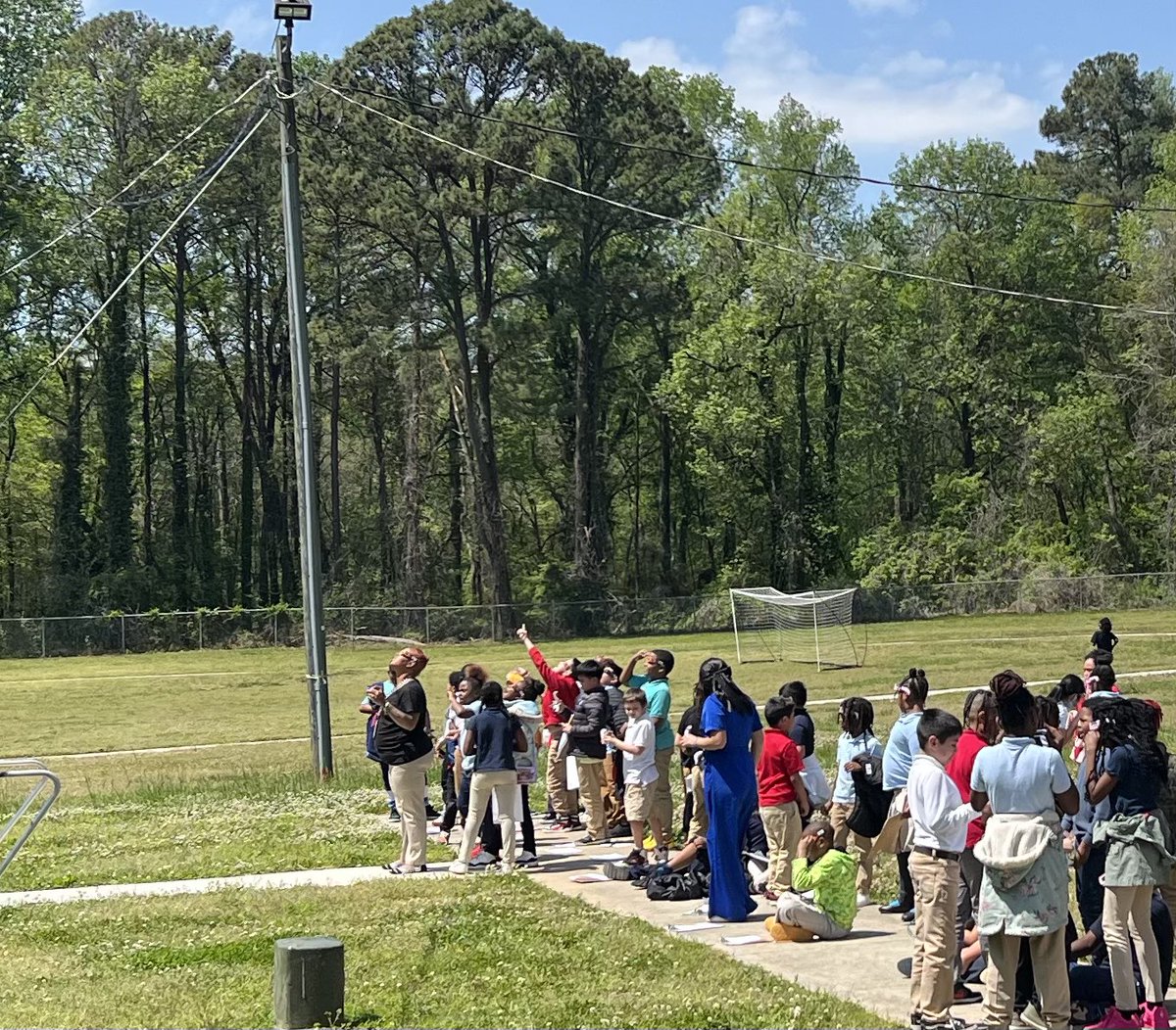 MorrowWildcats's tweet photo. Our students enjoyed being outside for the eclipse. They had graphic organizers to take notes on what they saw and to draw images of the changes. @CrystalHaines16 @ccpsnews https://t.co/GAUfkxWOM5