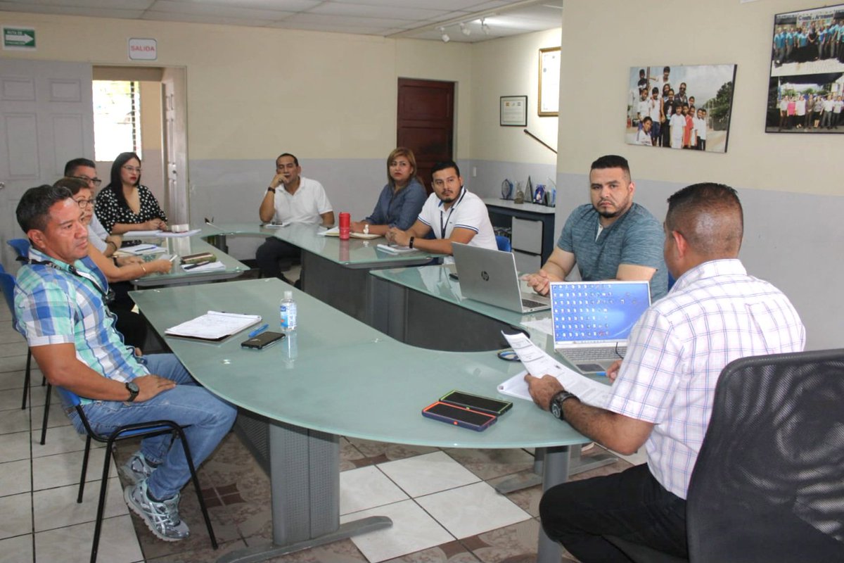 📍 #Ayutuxtepeque Este dia en reunión de trabajo junto al equipo técnico de la municipalidad con el fin de planificar las diferentes actividades a realizar. TU BIENESTAR ES MI PRIORIDAD. Alejandro Nóchez 'Cerca de la Gente'.