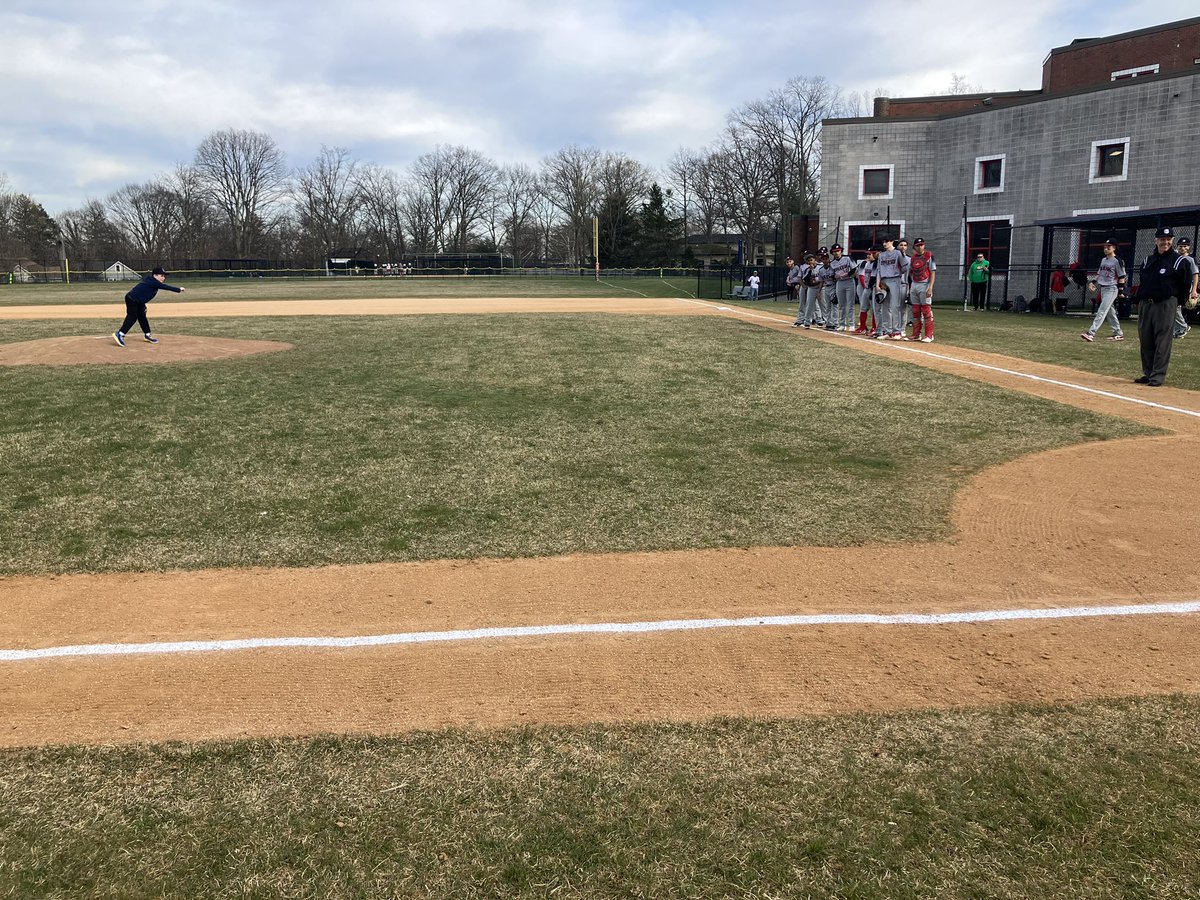 Home opener for @EastchesterBB! Ryan Pisseri from our Anne Hutchinson School throws out the ceremonial first pitch. @ufsdeastchester @LiveMike_Sports @lohudsports @KDJmedia1 @puccini_thomas