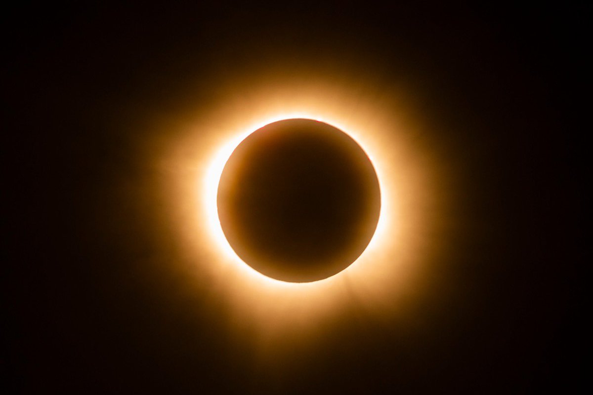 Acompañé al presidente @lopezobrador_ , en su Conferencia de Prensa en el puerto de Mazatlán. Nos enorgullece siempre tener al presidente en Sinaloa, más aún en un acontecimiento de gran trascendencia científica como el Eclipse Total de Sol.