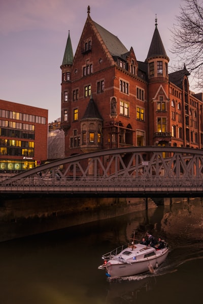 Julia Solonina ©️ Unsplash | #photograpy #streetphotography #urbanphotography #architectualphotography #designphotography #bridge #civilconstruction #g3fishing #boat #cityliving