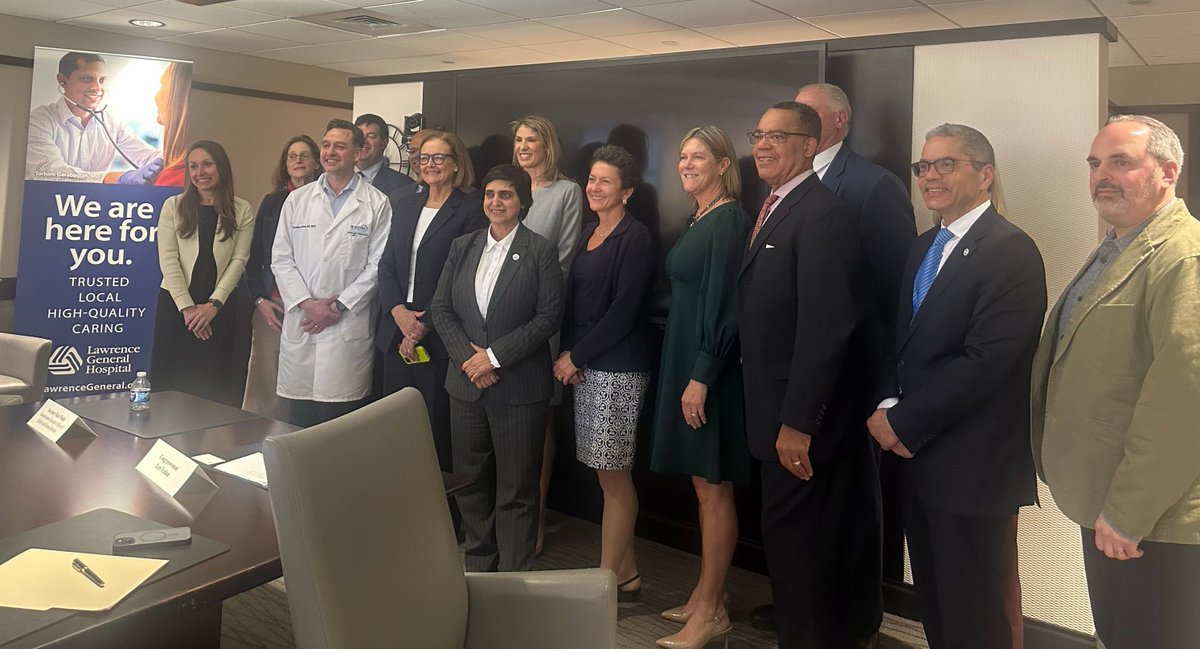 CHIA's Executive Director Lauren Peters participated in a vibrant roundtable discussion hosted by @RepLoriTrahan at @LawrenceGenHosp on ways to support Massachusetts safety net hospitals. @siegelmd @TuftsMedicine @The_BMC @umassmemorial @MAHealthHosp @MassHHS