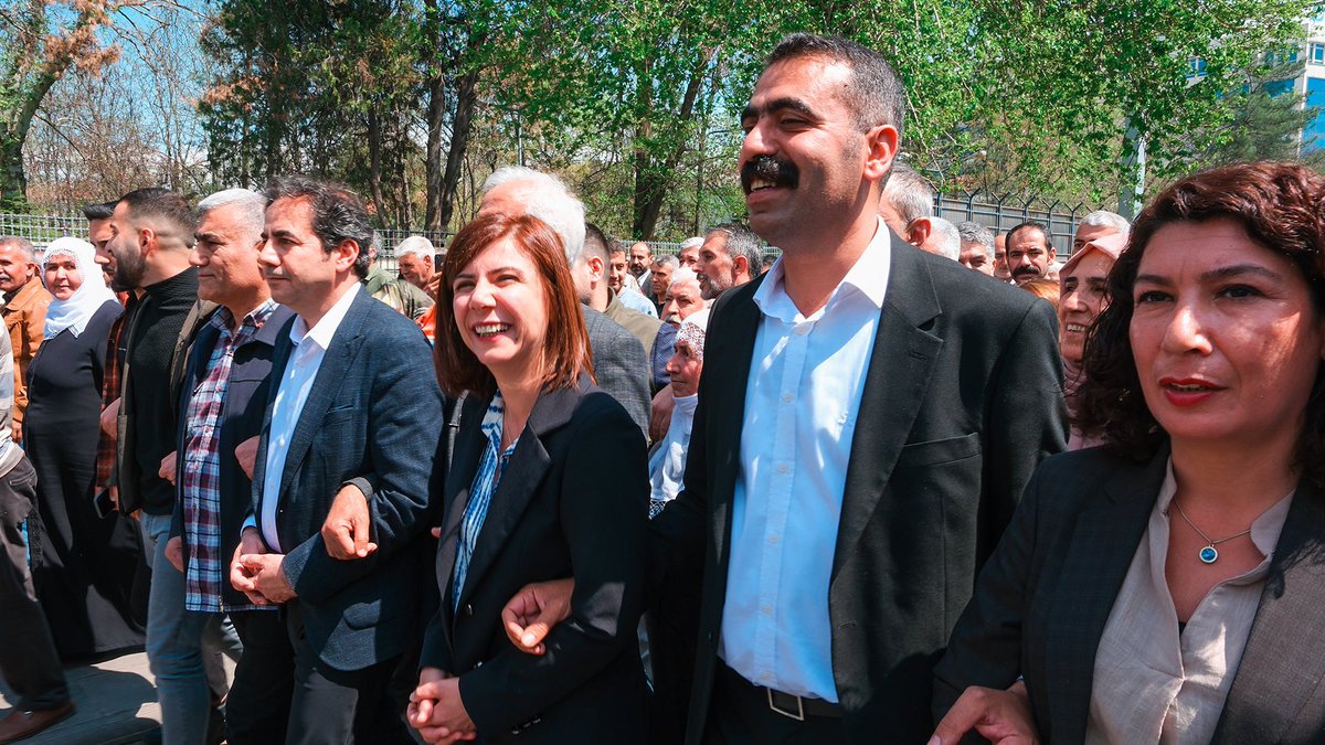 Hevşaredarên me Serra BÛCAK û Doğan HATÛN Dest Bi Xizmeta Gelê Xwe Kir. Li Gelê me û Bajarê me Pîroz be! Serkeftin ji me hemuyan re. Eşbaşkanlarımız Serra BUCAK ve Doğan HATUN çalışmalarına başladı. Halkımıza ve Kentimize hayırlı olsun. Hepimize başarılar. @serrabucak |…