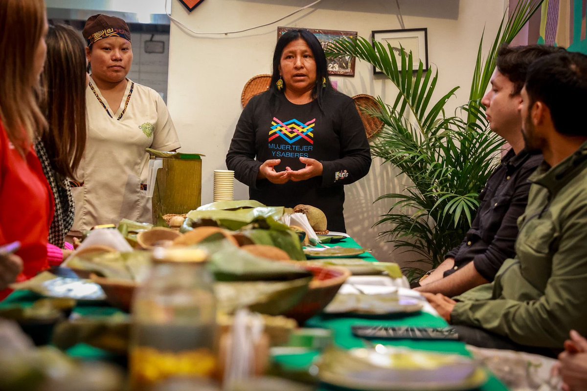 Hoy tuvimos el placer de visitar junto al presidente de la <a href="/camaracomerbog/">Cámara de Comercio de Bogotá</a> <a href="/ovidio_claros_/">Ovidio Claros</a> y la reconocida creadora de contenido, <a href="/LauraLondonoT/">Laura Londono</a>, en el restaurante Amazónico Copoazú. Este lugar es célebre por ser atendido exclusivamente por mujeres de la región amazónica de