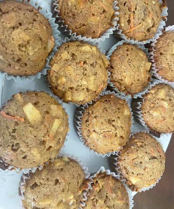 Little moments that bring me peace 🧡  -Hearing bird songs on my walks -The smell of baked apple muffins