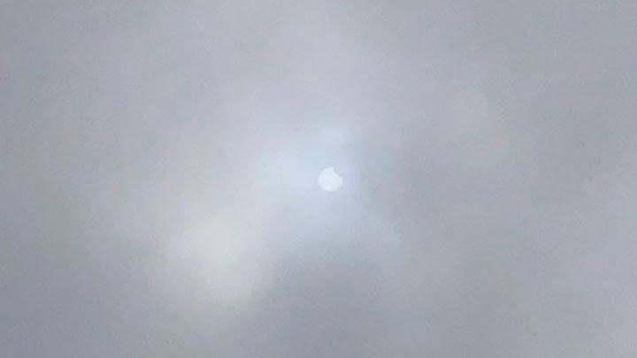 Alguien sabe a que hora es el eclipse en peru, apenas veo el sol