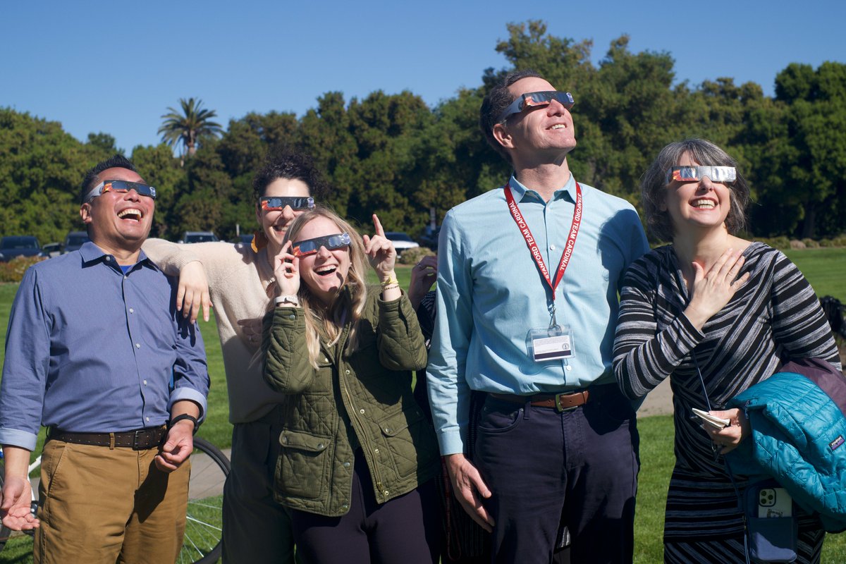 Spotted at the Oval: @stanforddoerr and the larger campus community took a break to watch the partial eclipse with totality occurring at 11:12am. Max 35% coverage was possible in the Bay Area, but the enthusiasm on the Farm was 100%. 😎
