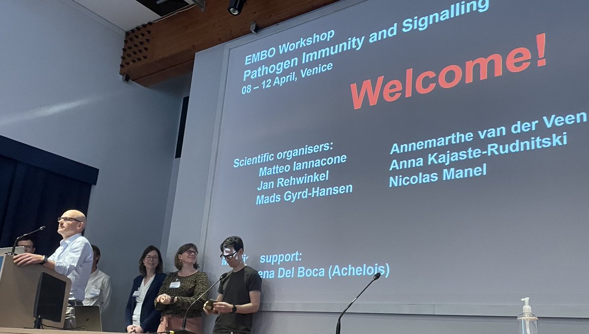 Here's @iannaconelab and other organisers welcoming us to #EMBOsignaling24 ... then off to a fab start with Keynote lecture by @LanzavecchiaB -still way ahead of the pack with target agnostic interrogation of T and B cell immunity 👏