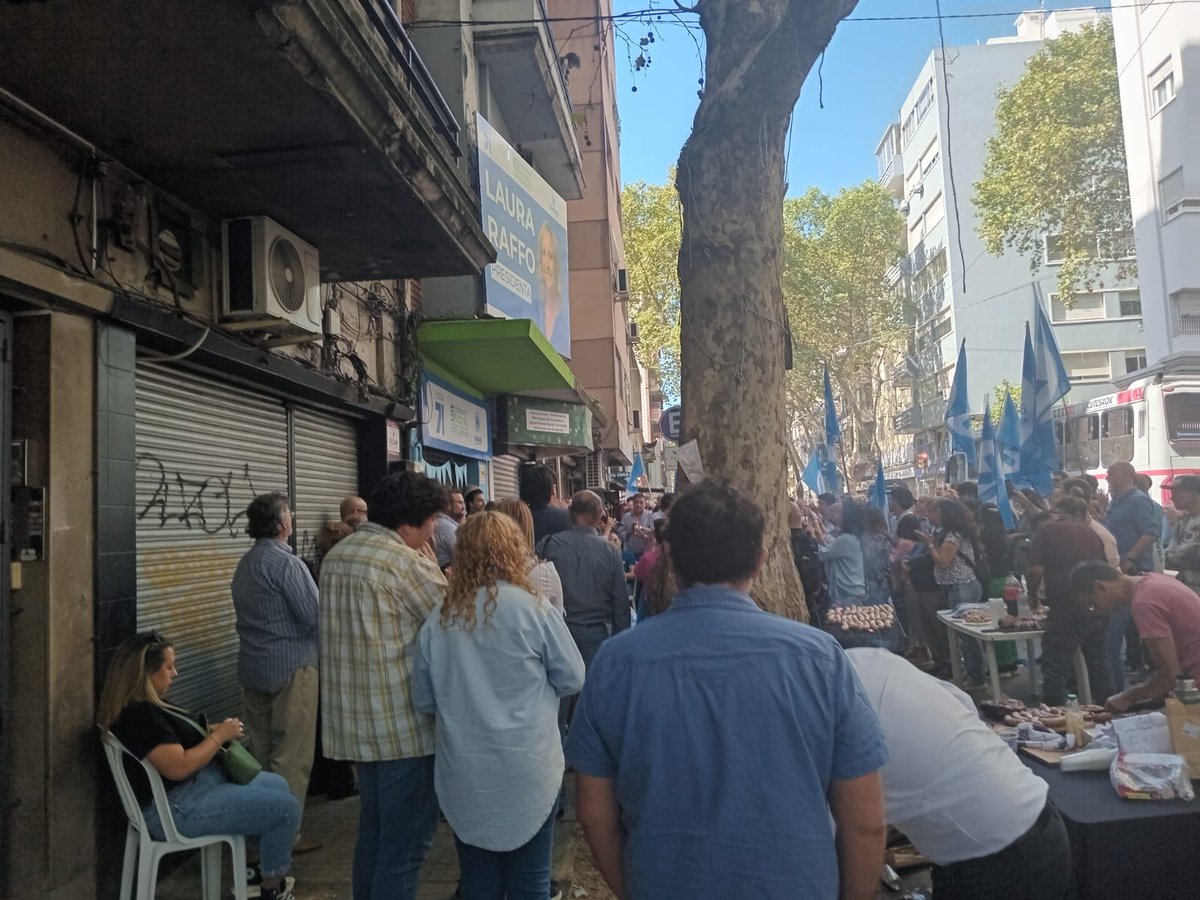 Los Herreristas de Poncho Blanco de la @lista71 sumando en la inauguración del local del Centro con la presencia de la Candidata a Pta. @lauraraffo y de los Senadores Luis A. Heber y Gloria Rodríguez #HagamosHistoria #LauraPresidenta @sumar_uy @Luisaheber @gloriasaravista