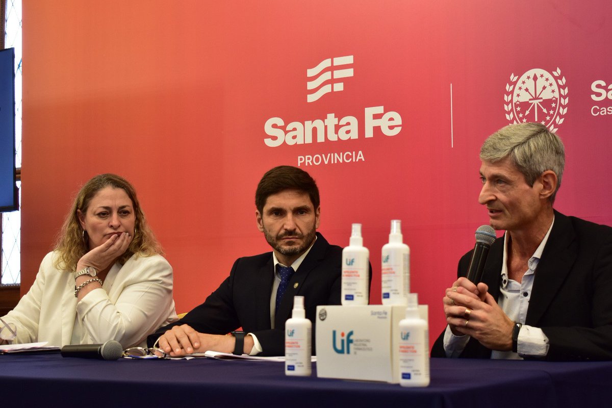guicleti's tweet photo. Conferencia de prensa, acompañando al Gobernador Maximiliano Pullaro y a la Ministra de Salud, Silvia Ciancio, sobre producción de repelentes en el LIF e inversión para finalizar la planta de producción de antibióticos betalactamicos. https://t.co/u02XeSHT1X