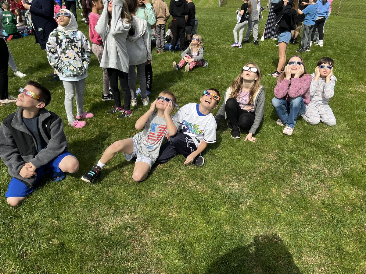 These scientists were amazed observing the solar eclipse 🌔