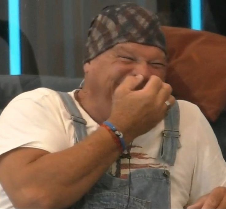 estoy en preceptoria y la escuche a mi prece decir cuidado que te puedo aplastar una teta cn la puerta esta JAJAJAJ NO DOY MAS