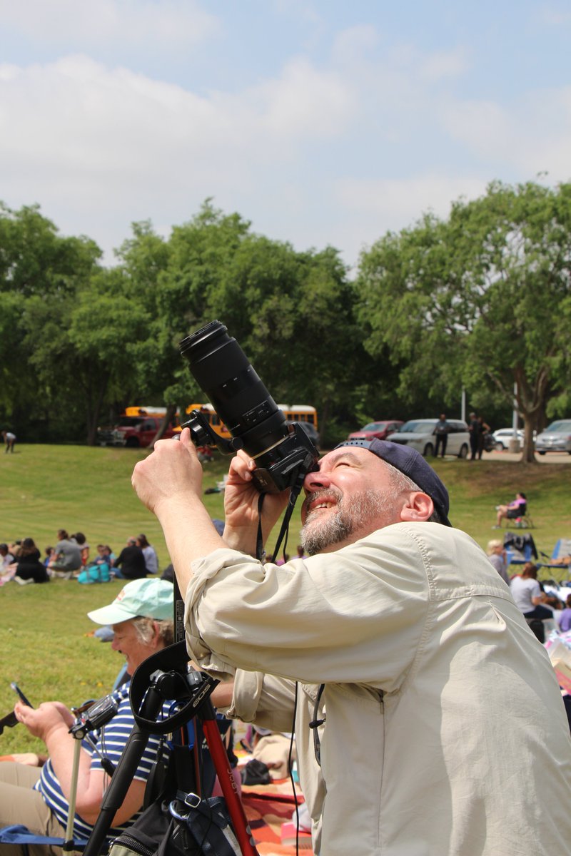 CityOfFriscoTx's tweet photo. It was a #TotalEclipseofthePark as hundreds of enthusiasts gathered at HALL Park to witness the Great Northern American Eclipse. @SciTechDC along with @kaleidoscopentx hosted the solar-bration which included fun hands-on learning activities, food trucks, music and of course stellar views.
🔭🌒Students and faculty of @eckerdcollege provided solar telescope viewing allowing for safe up close views of the historic event.