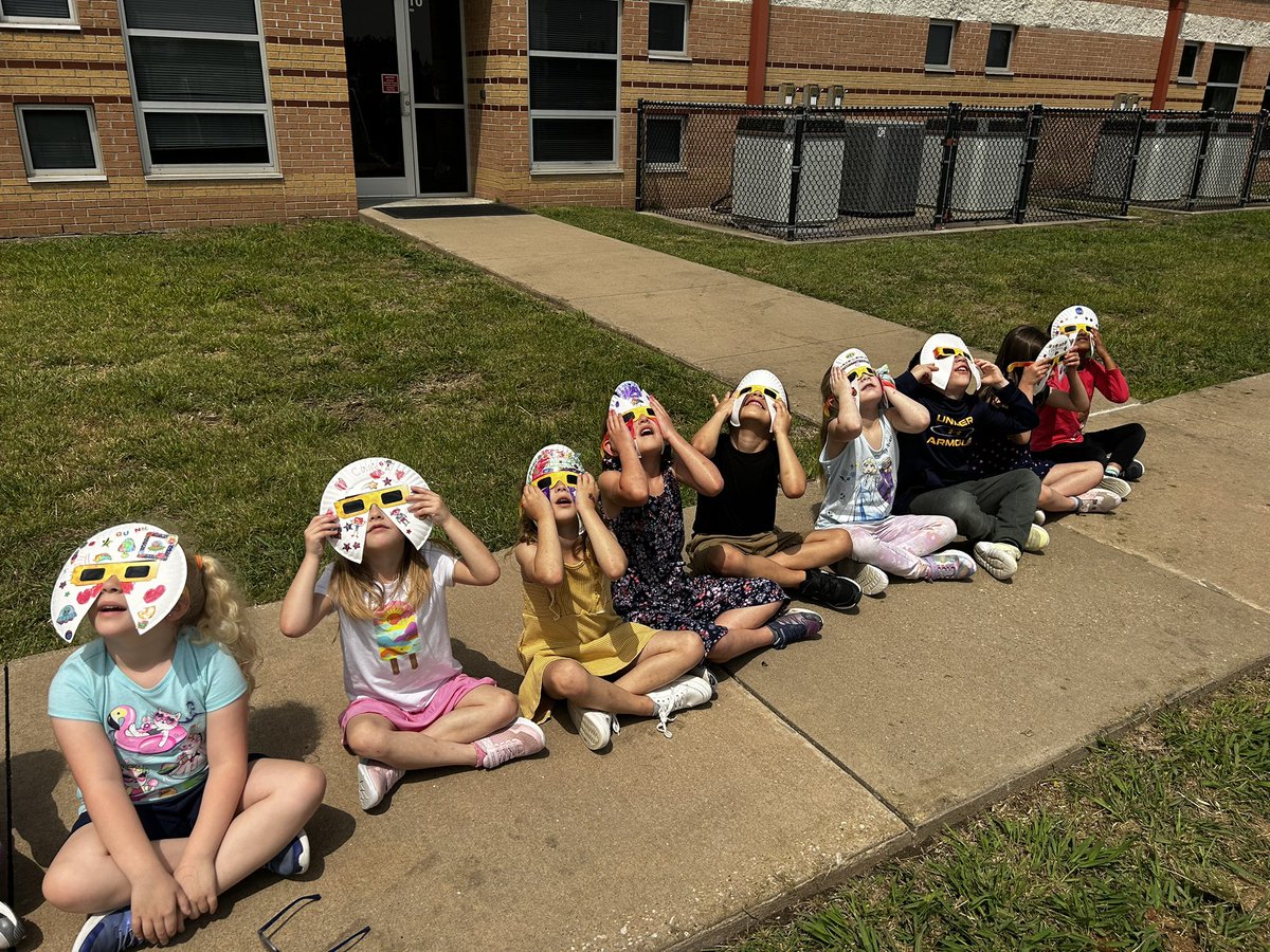 💙🐻🐾 Eclipse 2024 #bearshine #mymisd  Thanks to <a href="/MrsBrubaker/">Johanna Brubaker</a> for helping the students make their sun protection plates during Makerspace