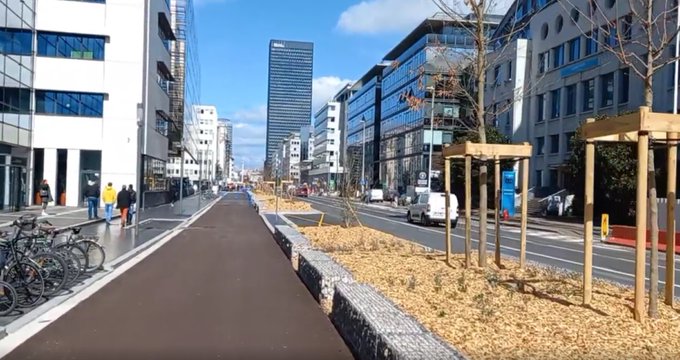 🔴🚲 Les premiers tronçons de la Voie Lyonnaise n°2 s'achèvent, les travaux des autres voies et de son prolongement vont avoir lieu toute l'année. Les pistes sécurisées permettent de protéger les piétons, les cyclistes et de permettre à tous de choisir cette mobilité. ✅