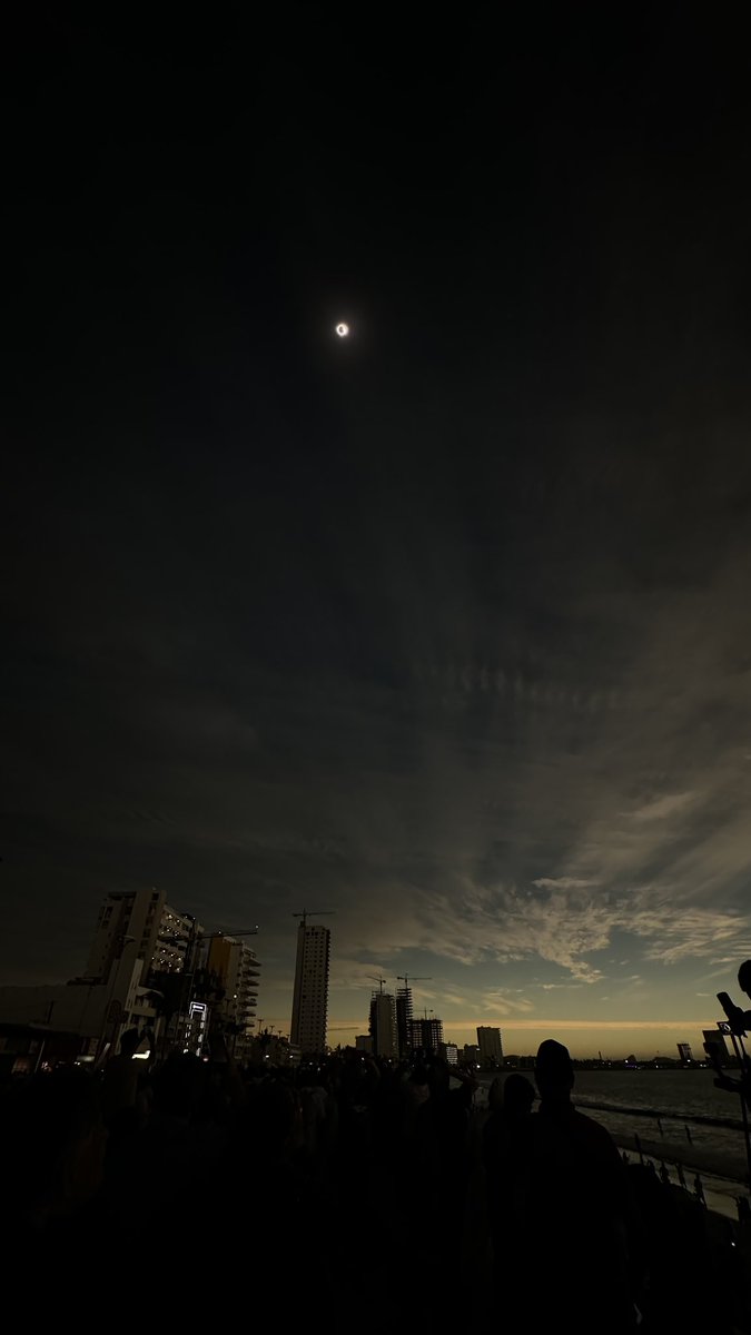 Quién en MAZATLÁN? Vine a ver el eclipse de verdad que espectáculo tan ASOMBROSO! 😱😱😱😍😍😍 me quedo una semana 😍🙌 recomiéndenme lugares