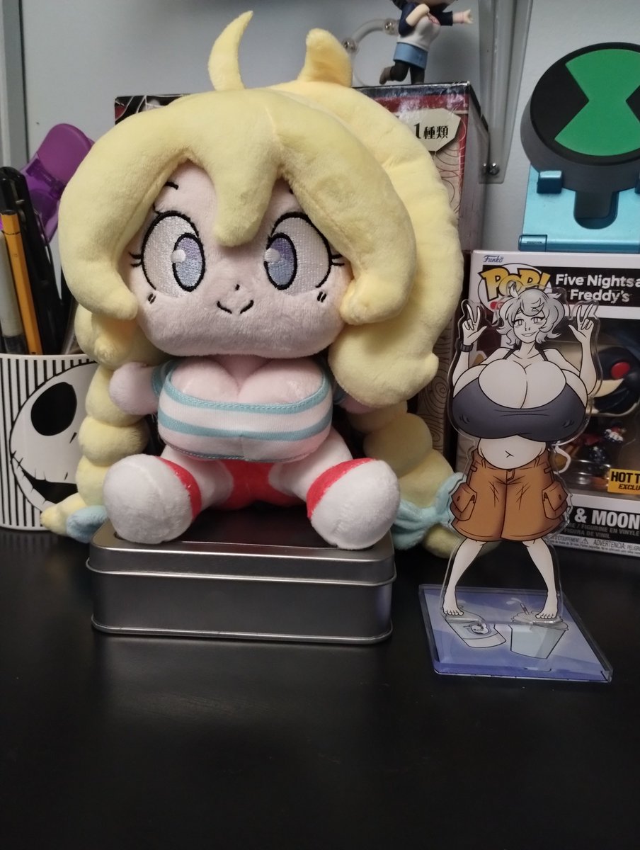 Cassie just arrived and she's so cute it's criminal Congrats on the plushie @theycallhimcake! Now Sherry has another new friend (The size comp here is probably accurate too lol)