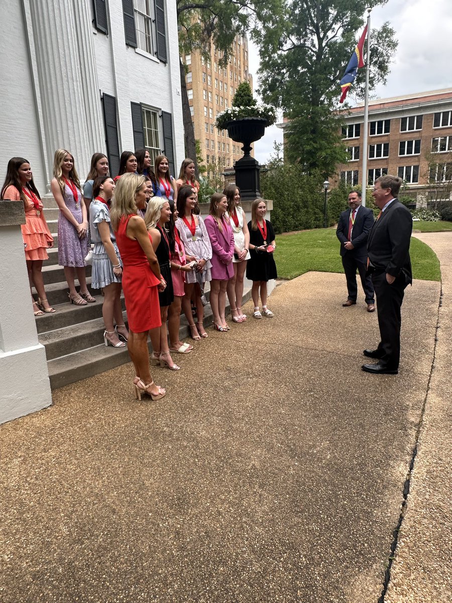 The Florence High School Dance team paid a visit to the Governor’s Mansion this afternoon! I know @tatereeves loved catching up with these Florence Eagles!