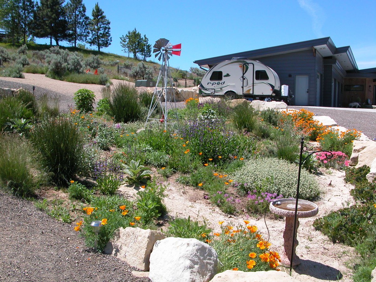 NIFC_Fire's tweet image. As head into spring of #FireYear2024, we are featuring #Firewise landscaping ideas to decrease wildfire risk to homes and communities. Follow along as we share Firewise plant ideas and #FireAdapted community techniques!  Photo by Idaho Firewise