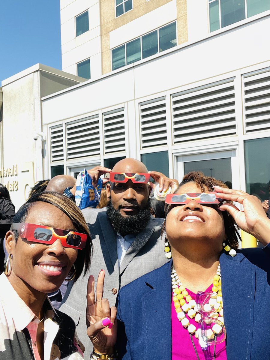 😎We are the cool kids! Partial Eclipse Watch Party at Work! What a memorable experience! ☺️ 🌕🌖🌗🌘🌒🌓🌔🌕 #sciencelover #sunchips #moonpies #orbitgum #starburst @JoinTeamAPS @apsupdate @apssupt @WeemsYolanda @SamanthaDRogers