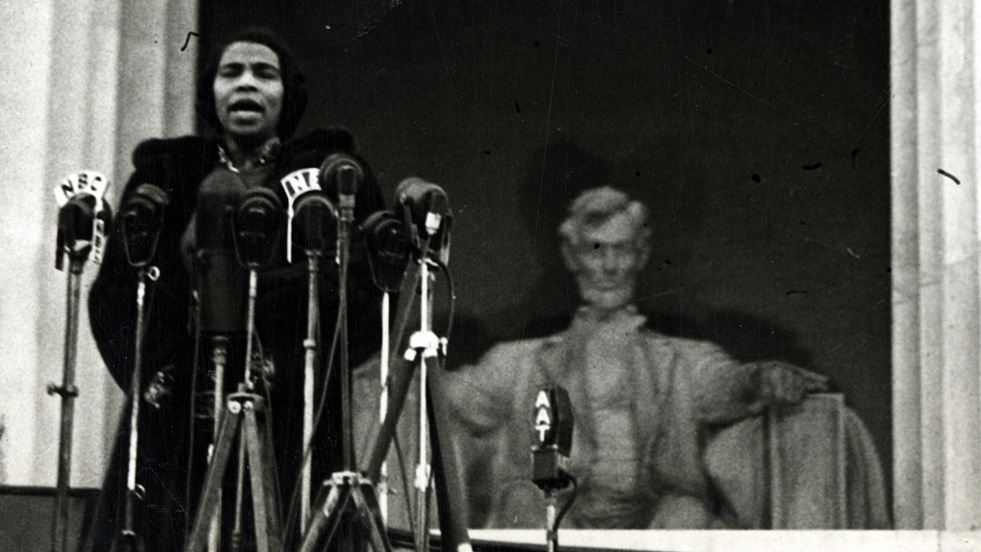 85 years ago today, Marian Anderson sang for 75,000 people at the Lincoln Memorial. She had been denied the use of Constitution Hall by the Daughters of the American Revolution. First Lady Eleanor Roosevelt resigned from the DAR in support of Anderson. npr.org/2014/04/09/298…