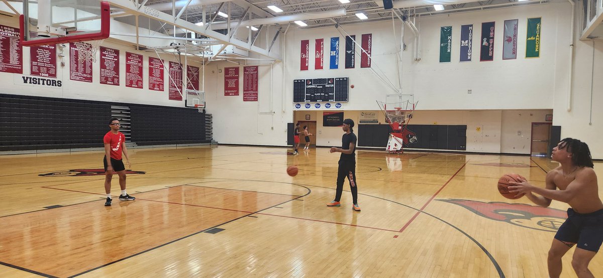 Eclipse Day= No school/Off Day Not when these 5 ask to get in for extra shooting! 200+ makes for each! 🏀🎯 '27 - Israel Meadows, Isaiah Stroud, Eli Sterling '26 - Phil Emery & Pierre Emery