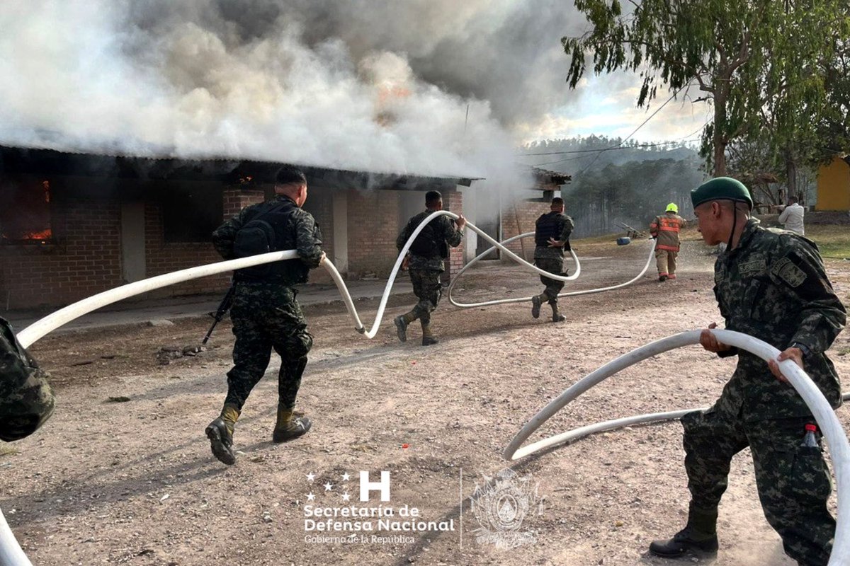 Mediante #LaboresInterinstutucionales de apoyo al @BomberosHn, #SoldadosDeMorazán del Primer Batallón de Fuerzas Especiales, realizaron labores de control y sofocación de un incendio estructural🔥🏠, en la finca El Higuerito, en el municipio de Talanga, Francisco Morazán.