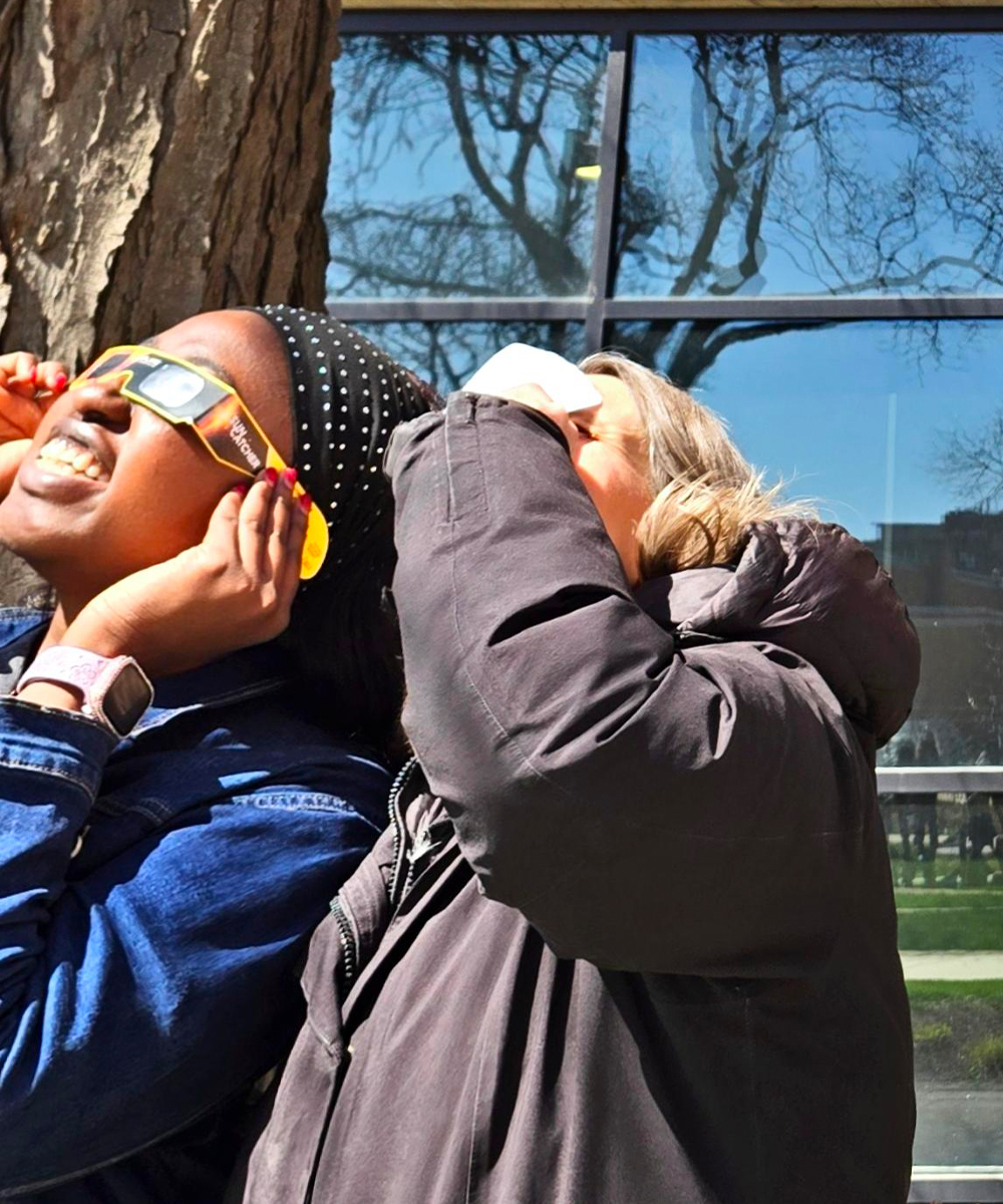 When #eclipse fever hits, it's good to have a few nurses around 😎 Protective eyewear in place, #UIC Nursing faculty, staff and students (in Chicago and around Illinois) had their eyes on the sky! @thisisUIC See our full #eclipse2024 photo album: loom.ly/Oh-6wwk