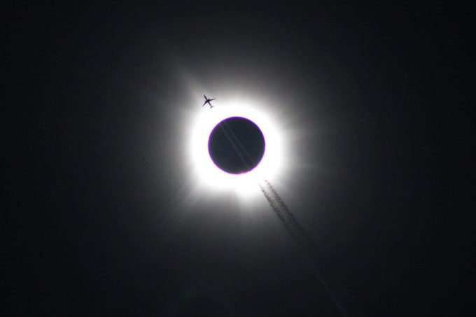 🌑✈️🇺🇸 Image impressionnante d'un avion de ligne et de l'éclipse totale dans l'Arkansas.