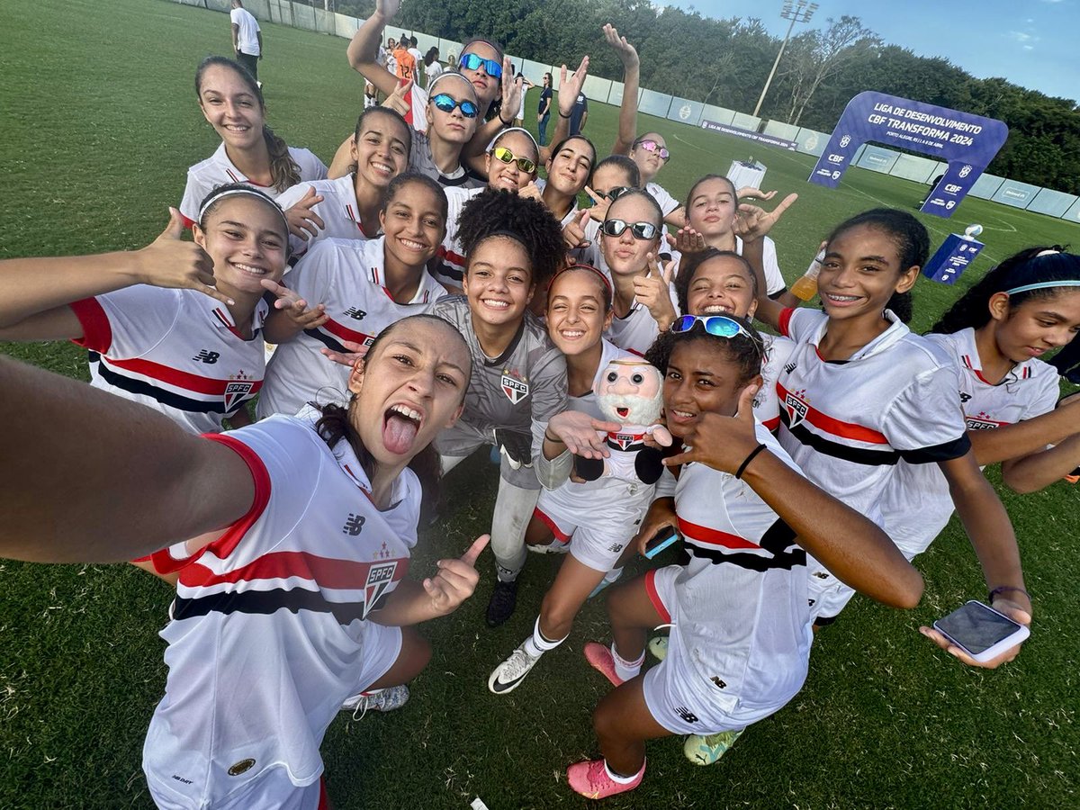 🏆🤳 Selfie das campeãs!

#FutebolFemininoTricolor
#VamosSãoPaulo 🇾🇪