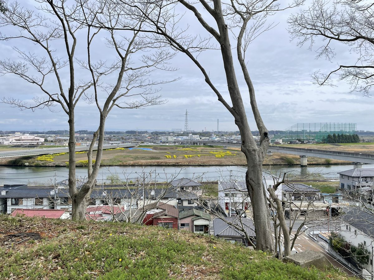 「水戸城 二中見晴台」では那珂川と水郡線の様子を臨むことができます。三の丸と歴史ロードや近隣エリア、そして道中の水戸ニ中でも桜が美しく咲いていました。水戸の桜は満開です。 #ヒミツのイバラキ #茨城 #茨城県 #ibaraki #水戸市 #水戸城 #歴史 #History #桜 #景色 #cherryblossom #Location