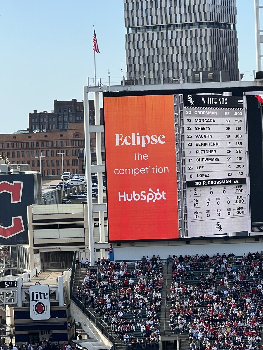 Diapro14's tweet photo. Greetings from Cleveland @HubSpot, message delivered🌖 😎 https://t.co/gK9e1PlTG4