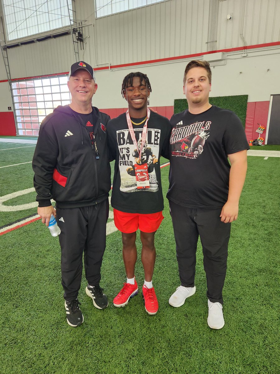 #AGTG After a great visit and conversation with @JeffBrohm I'm blessed to receive an offer from University of Louisville! ❤️🖤 @LawrencHopkins @CoachSteveEllis @ChadSimmons_ @adamgorney @SWiltfong_ @TomLoy247 @samspiegs @BHoward_11 @DemetricDWarren @MacCorleone74 @shayhodge3