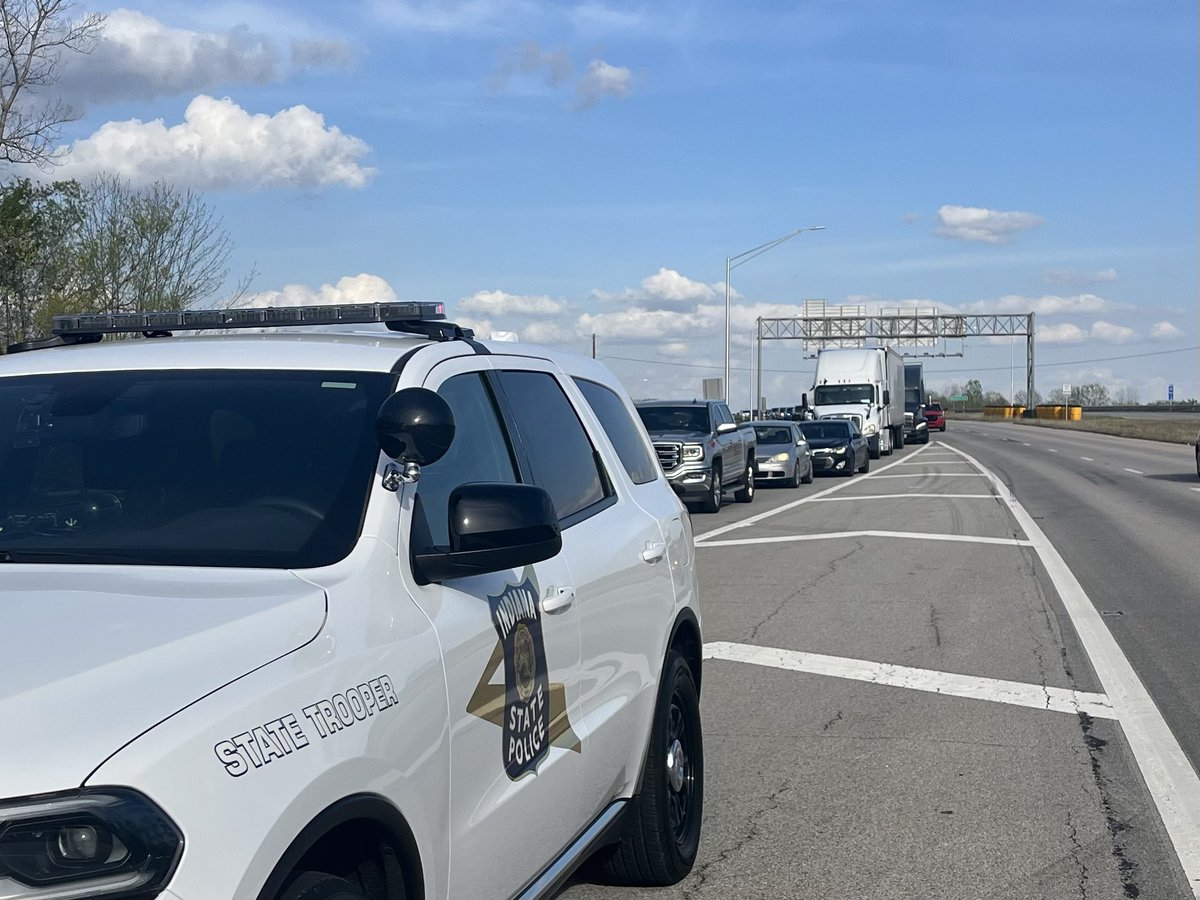 Vanderburgh: Traffic Advisory Update US41 SB is still backed up from Henderson, KY to Riverside Drive in Evansville. Traffic on I-69 SB is backed up to the 2 mm. Traffic is moving slowly!